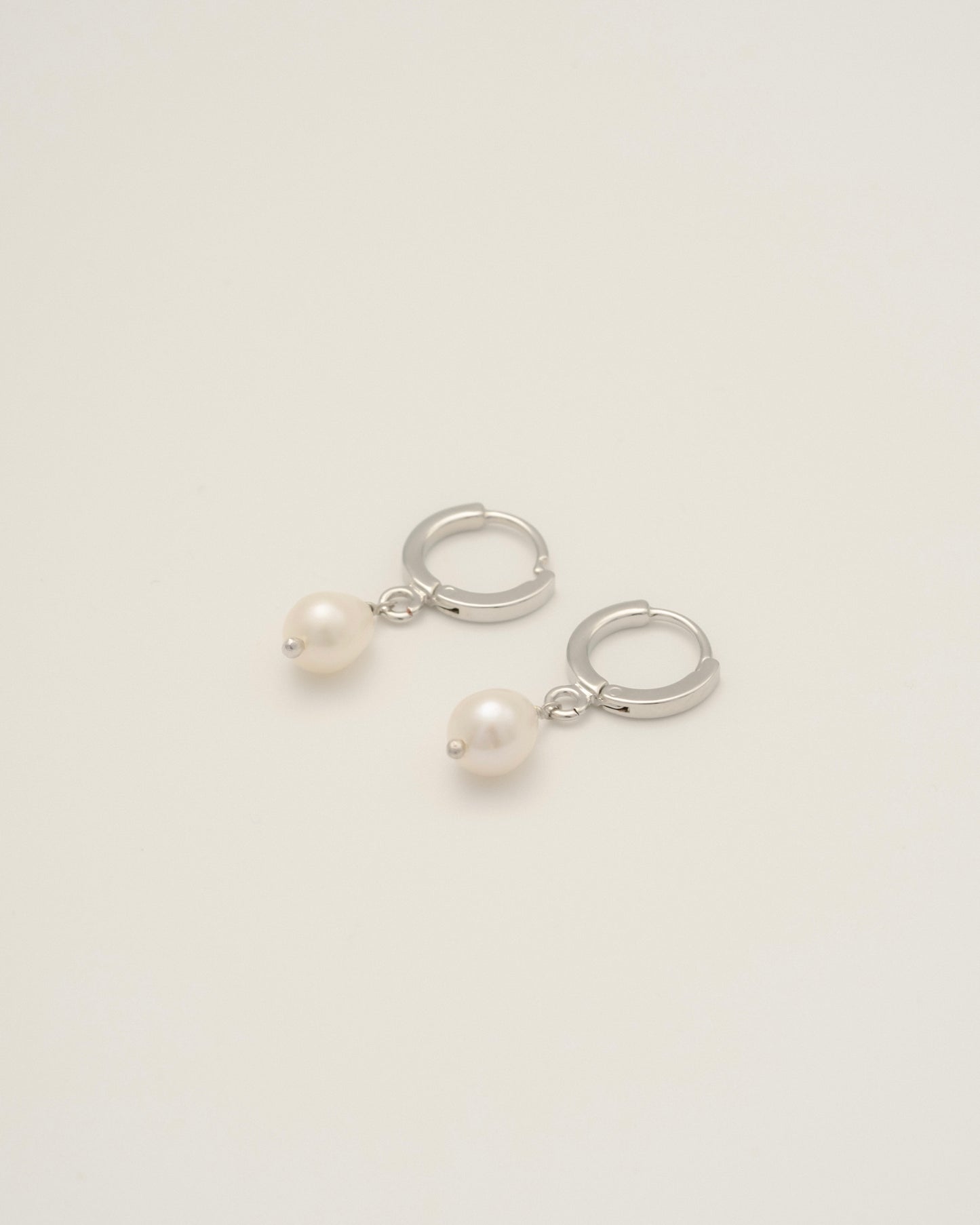 パールフープピアス